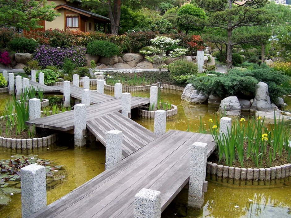 Яцухаси в японском саду