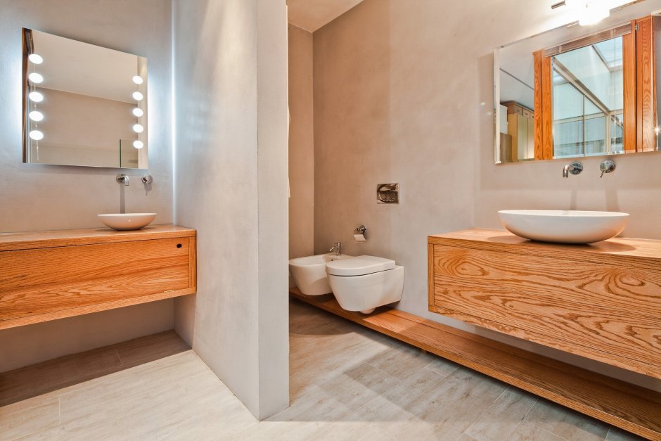 Ванная комната с деревянными элементами