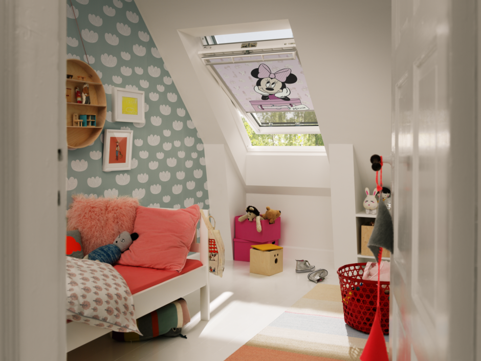 Детская комната для девочки с мансардным окном