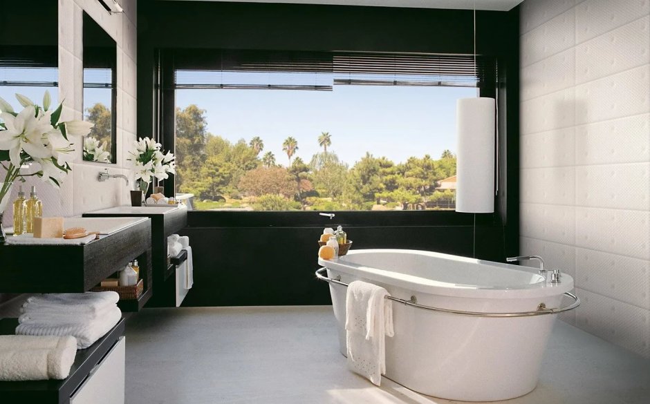 Стильная ванная комната с окном