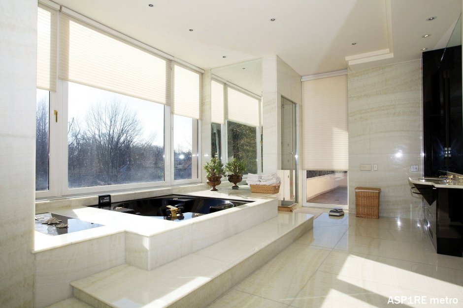 Современная ванная с окном