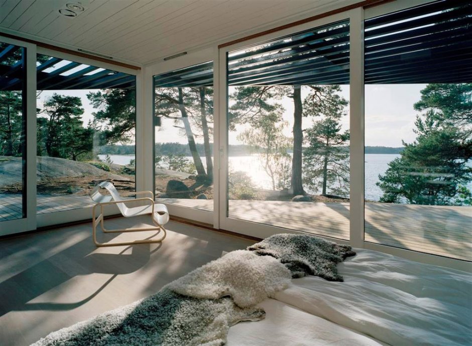 Интерьер дома с панорамными окнами