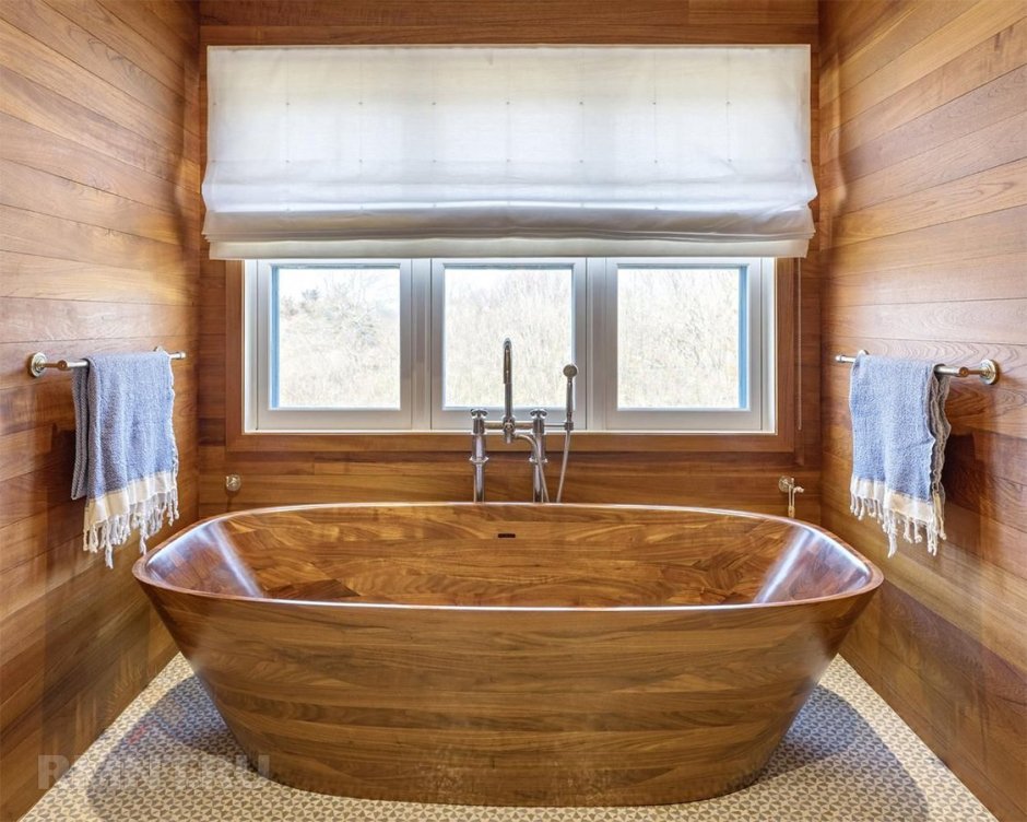 Угловая ванная в деревянном доме