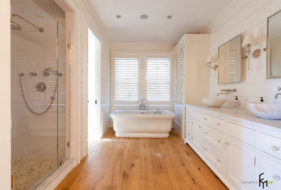 Ванная комната с деревянными полами