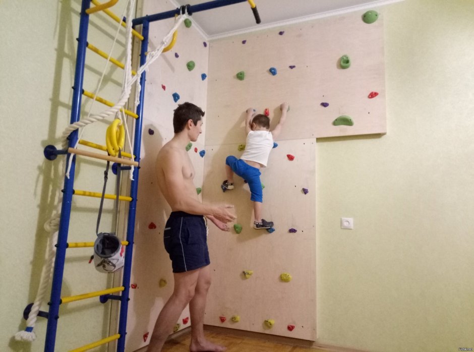 Скалолазная стенка для детей в квартиру
