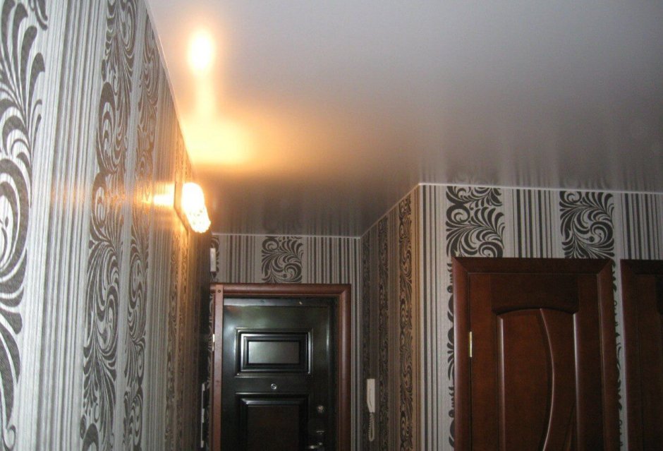Натяжной потолок в коридоре