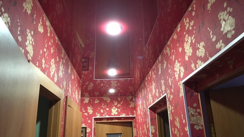 Красный потолок в коридоре