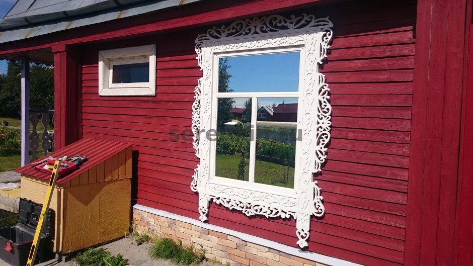 Белые резные наличники на окна в деревянном доме