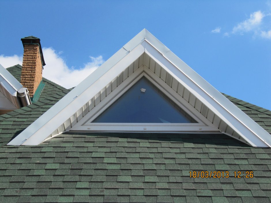 Треугольное окно в крыше