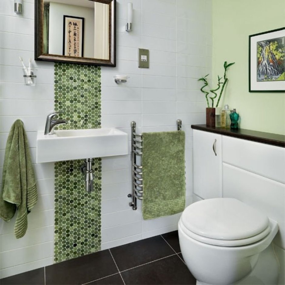 Белая плитка с мозаикой в ванной