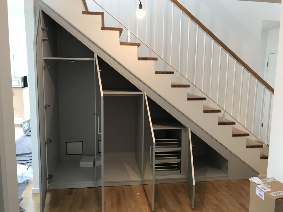 Встроенные шкафы под лестницей (51 фото)
