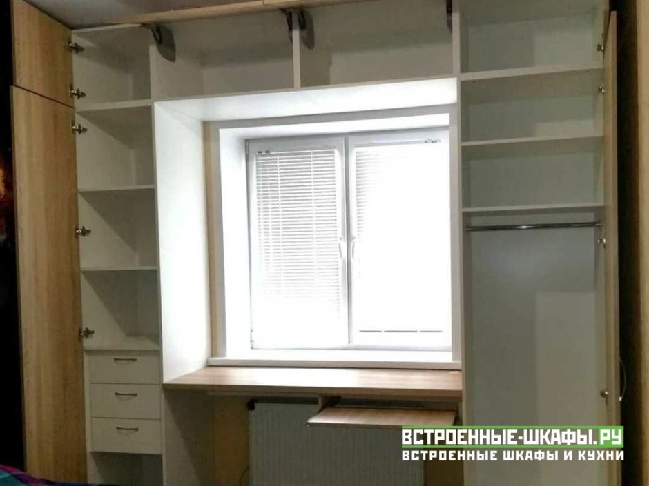 Встроенные шкафы у окна