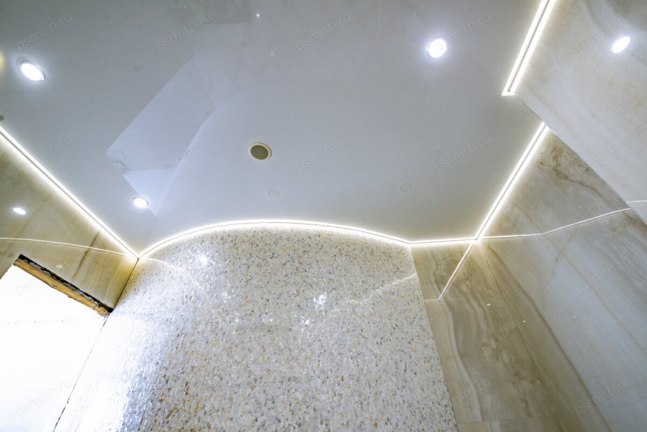 Натяжной потолок в ванну с подсветкой