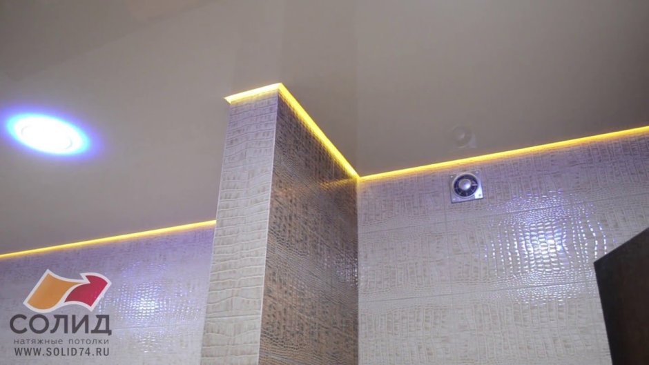Двухуровневый потолок с подсветкой в ванной