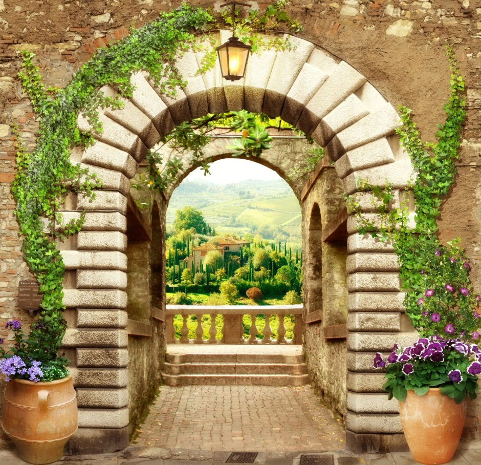 Каменная арка в саду