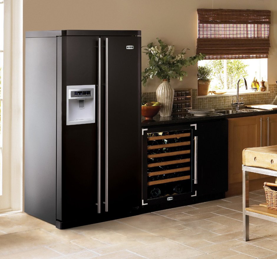 Двухдверный холодильник черный кухня