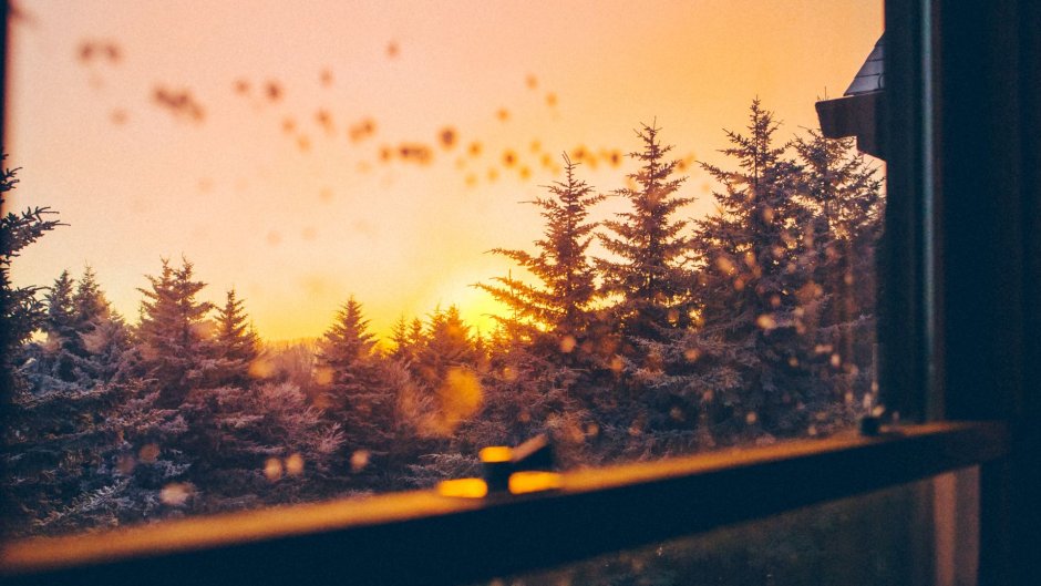 Зимний закат в окне