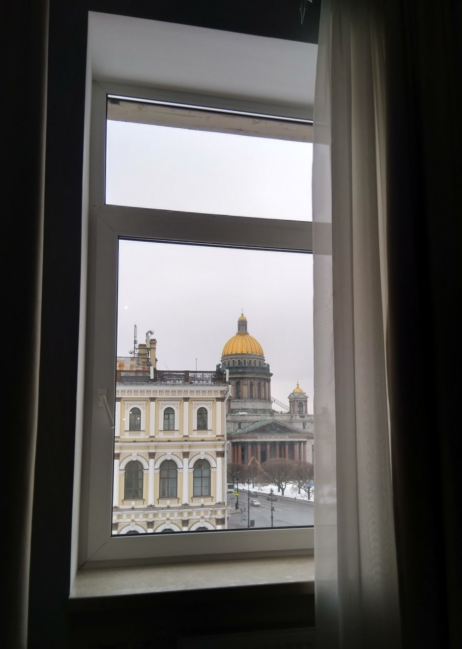 Исаакиевский собор в Санкт-Петербурге вид с окна