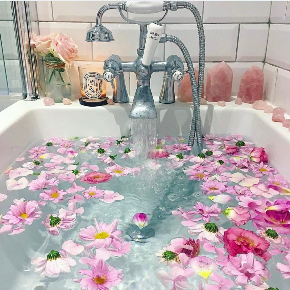 Цветы в ванной в воде