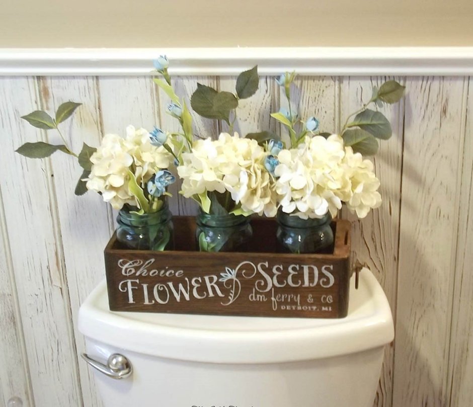 Искусственные цветы в ванной комнате