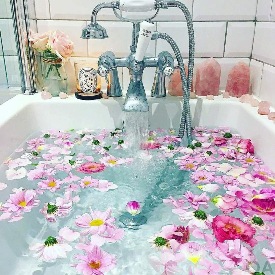 Ванна наполненная цветами