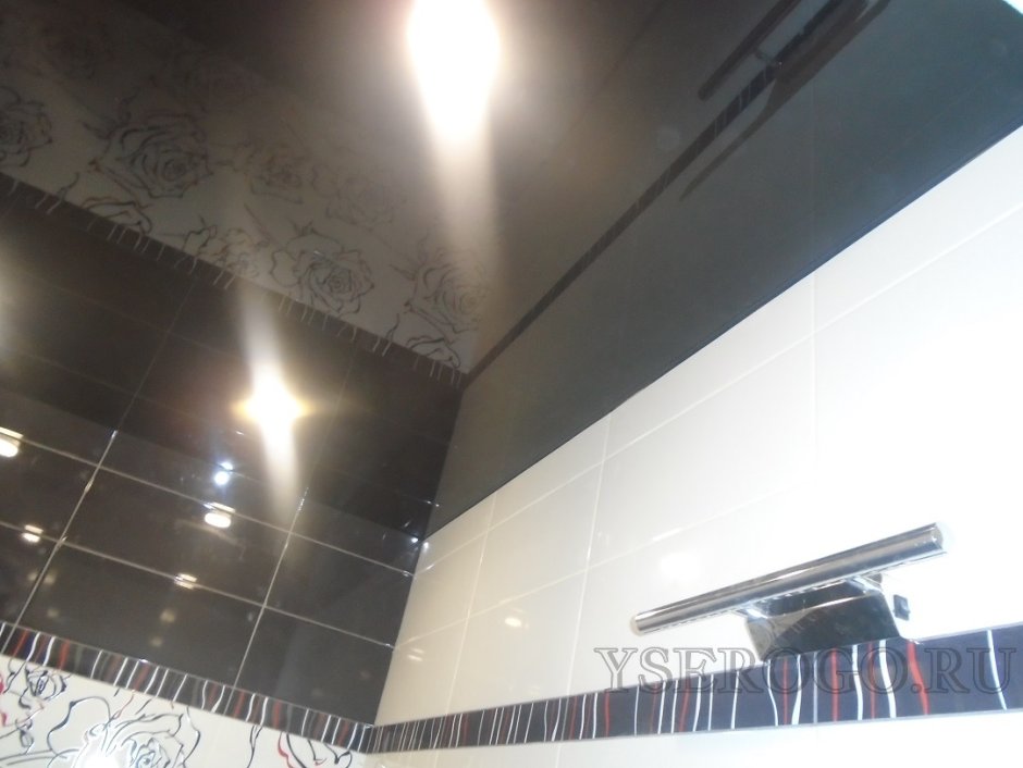 Черная панель на потолок в ванной