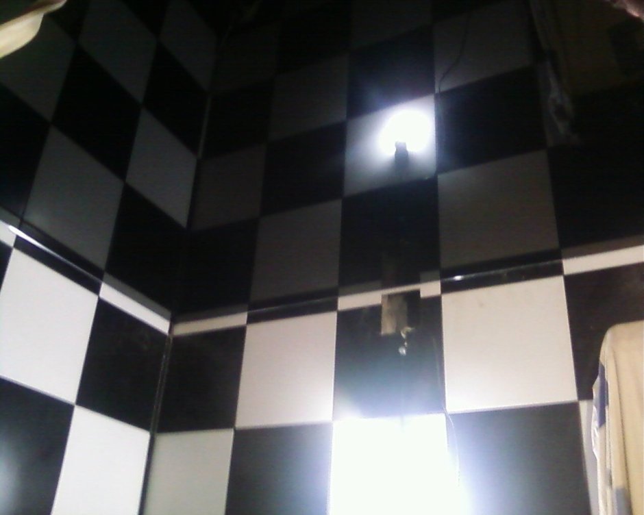 Глянцевый потолок в ванной