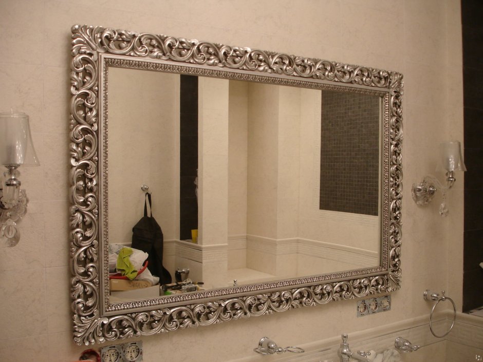 Зеркало в раме в ванную комнату