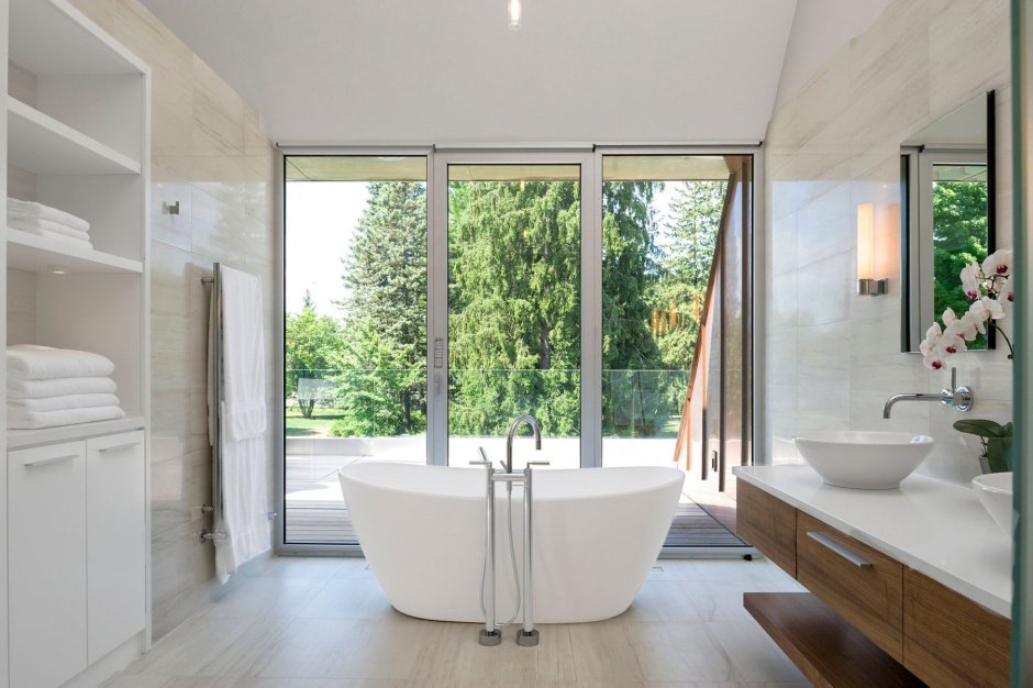 Современная ванная с окном