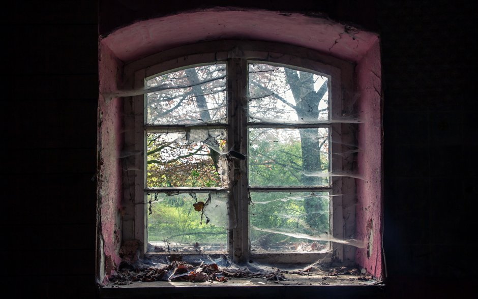 Старое окно в комнате