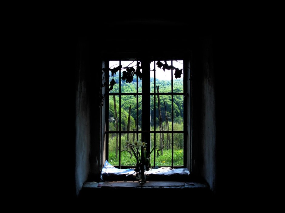 Темное окно