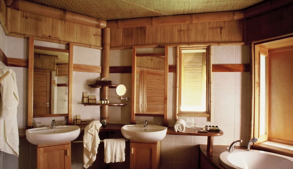 Ванная комната в деревянном доме отделанная деревом