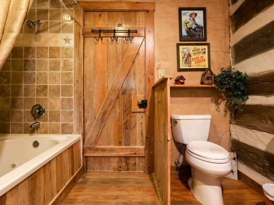 Ванная комната в деревянном доме из бруса в коричнево белом стиле
