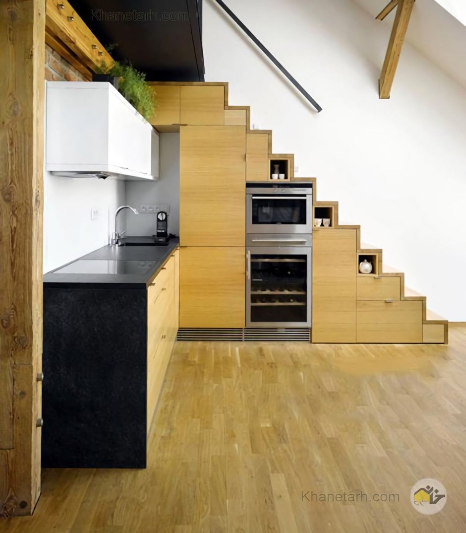 Угловая кухня под лестницей