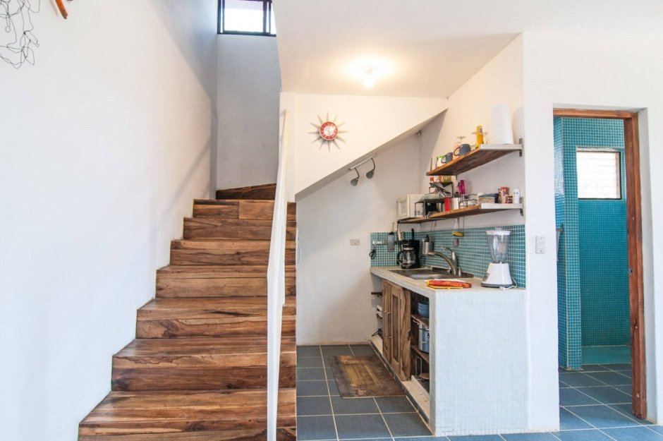Угловая кухня под лестницей