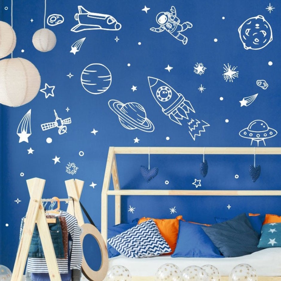 Детская спальня для мальчика с космосом