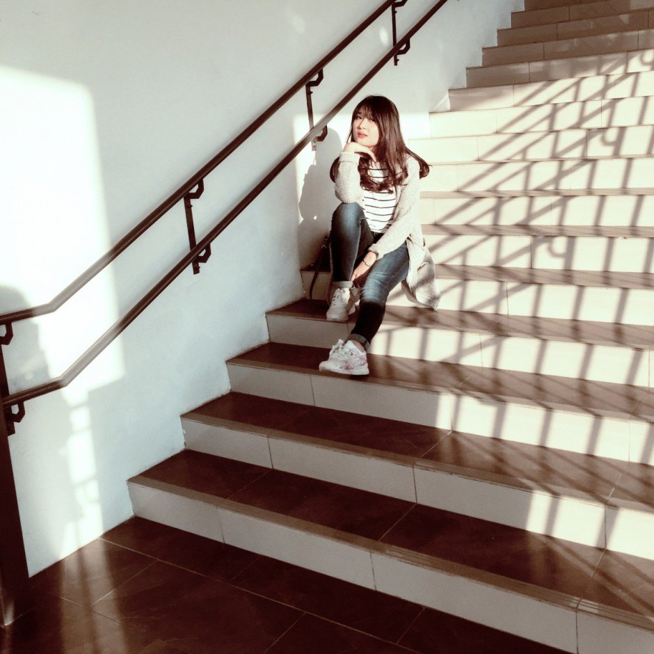 Девушка на лестнице