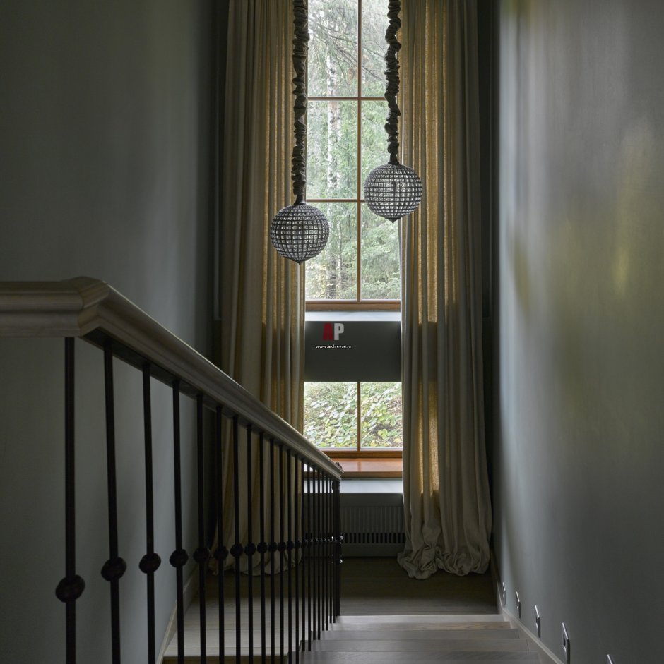 Окно на лестнице в частном доме