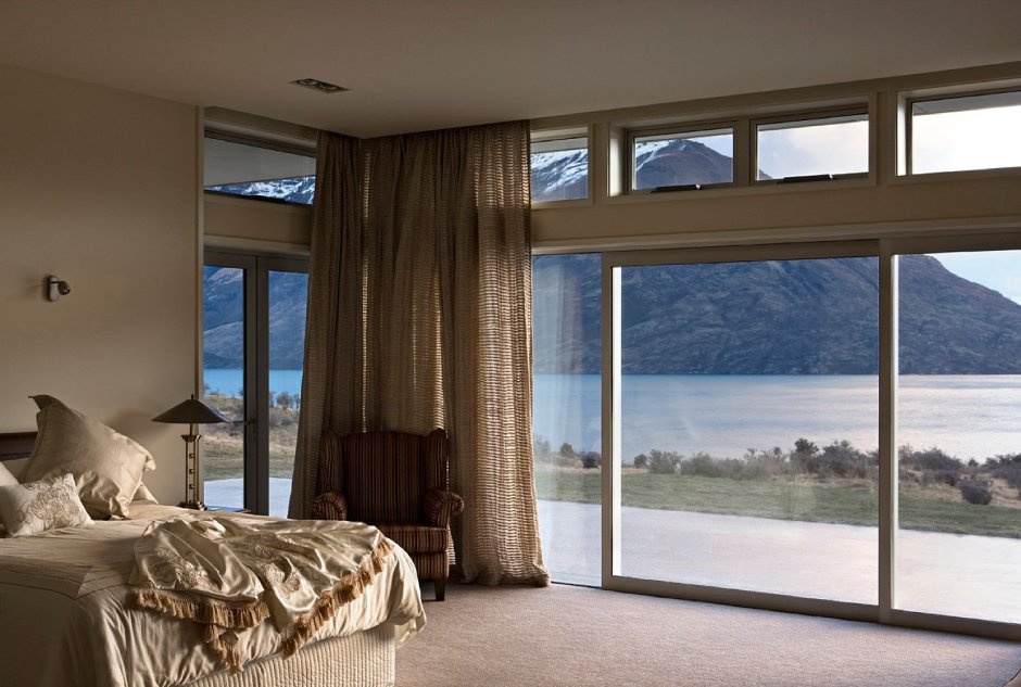 Панорамные окна с видом на озеро