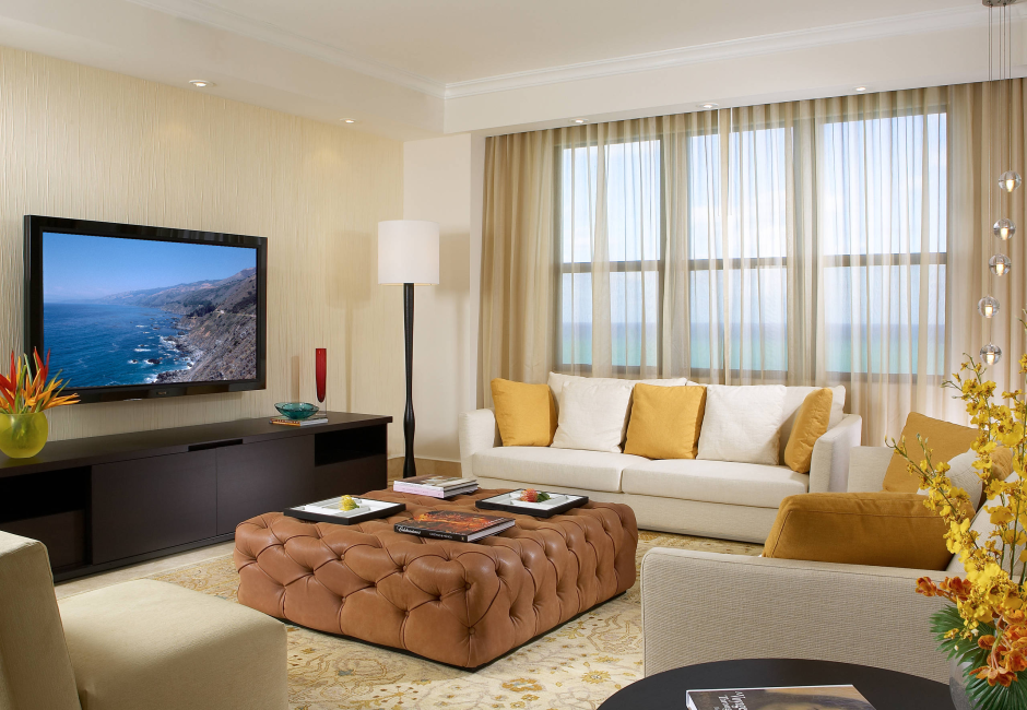 Уютная гостиная с большим телевизором