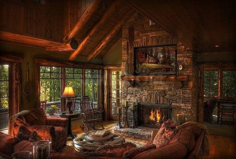 Гостиная с камином в деревянном доме
