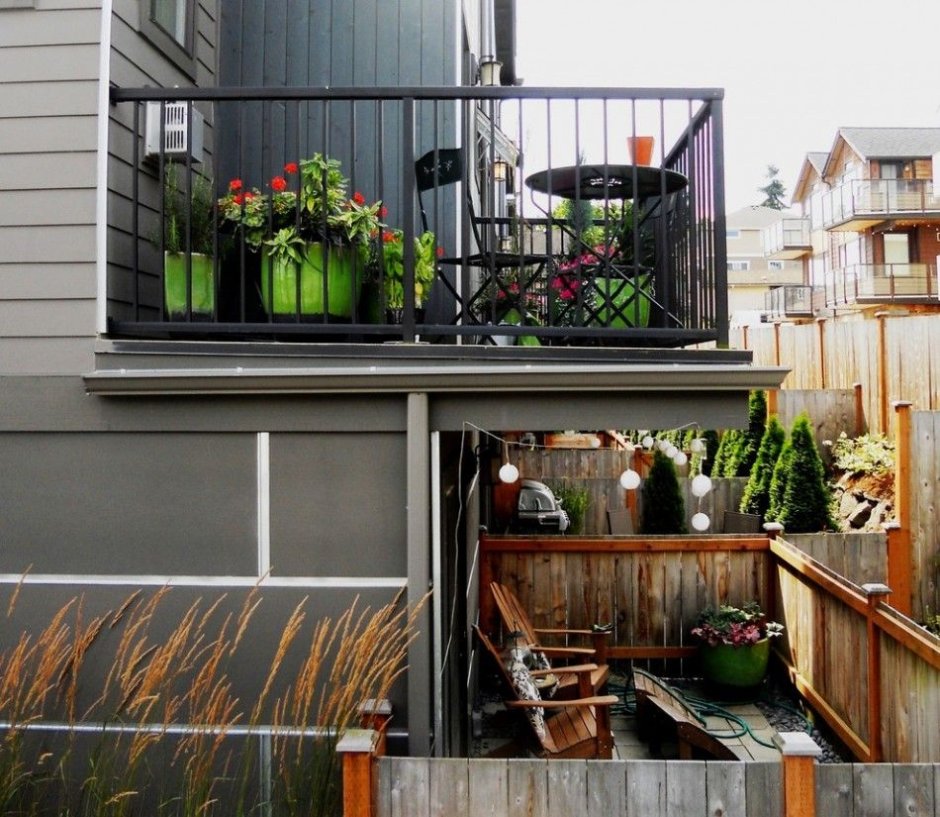 Маленький уличный балкон