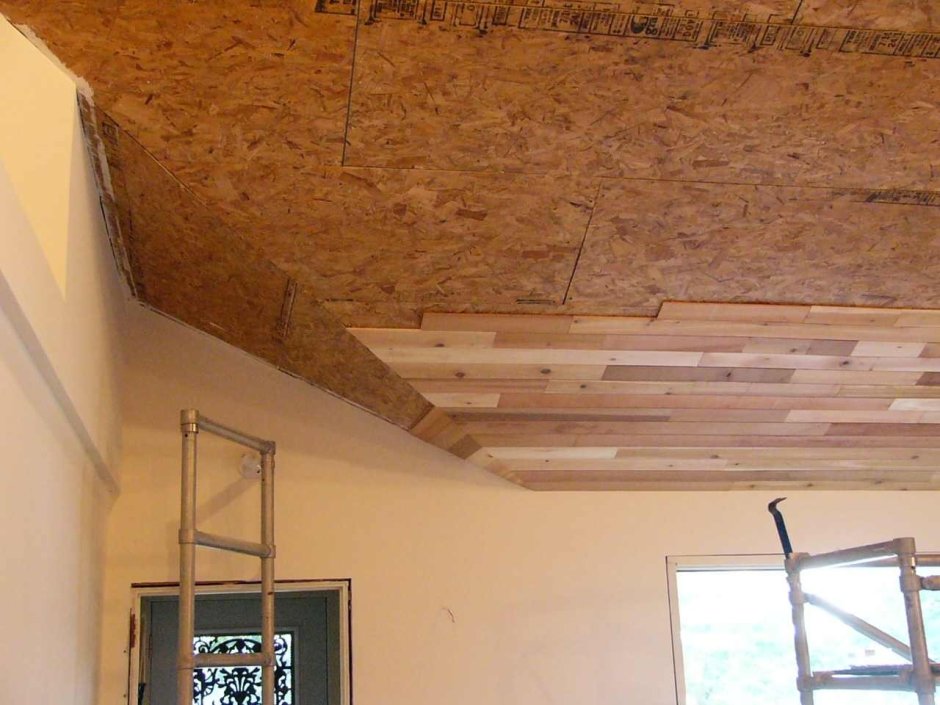 Зашивка потолка в деревянном доме
