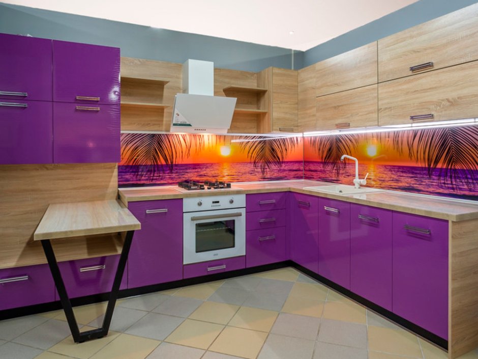 Разноцветные кухонные гарнитуры