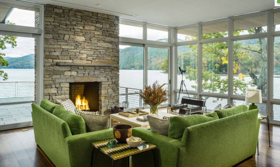 Уютная гостиная с камином и панорамными окнами