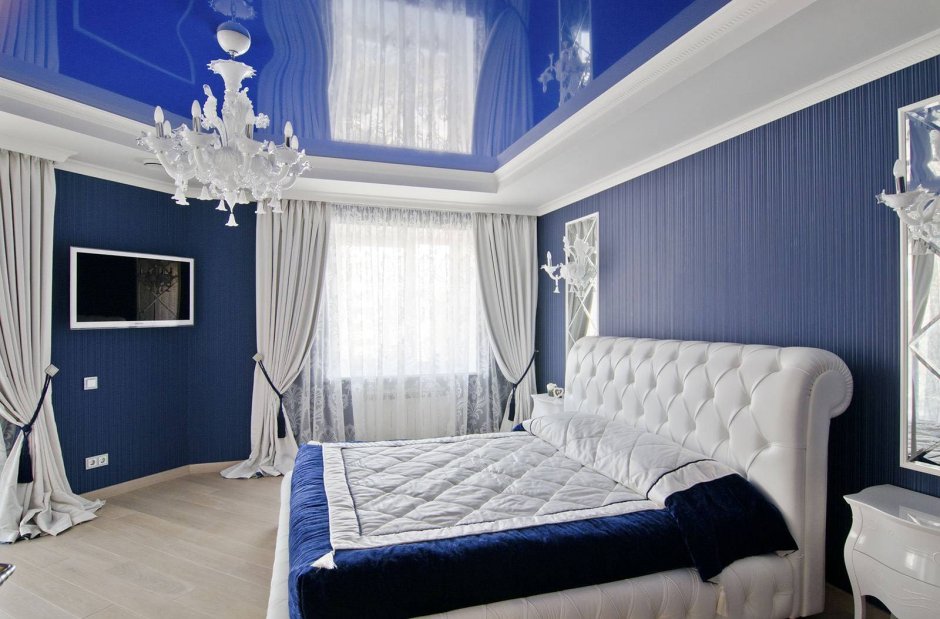 Комната с голубым потолком