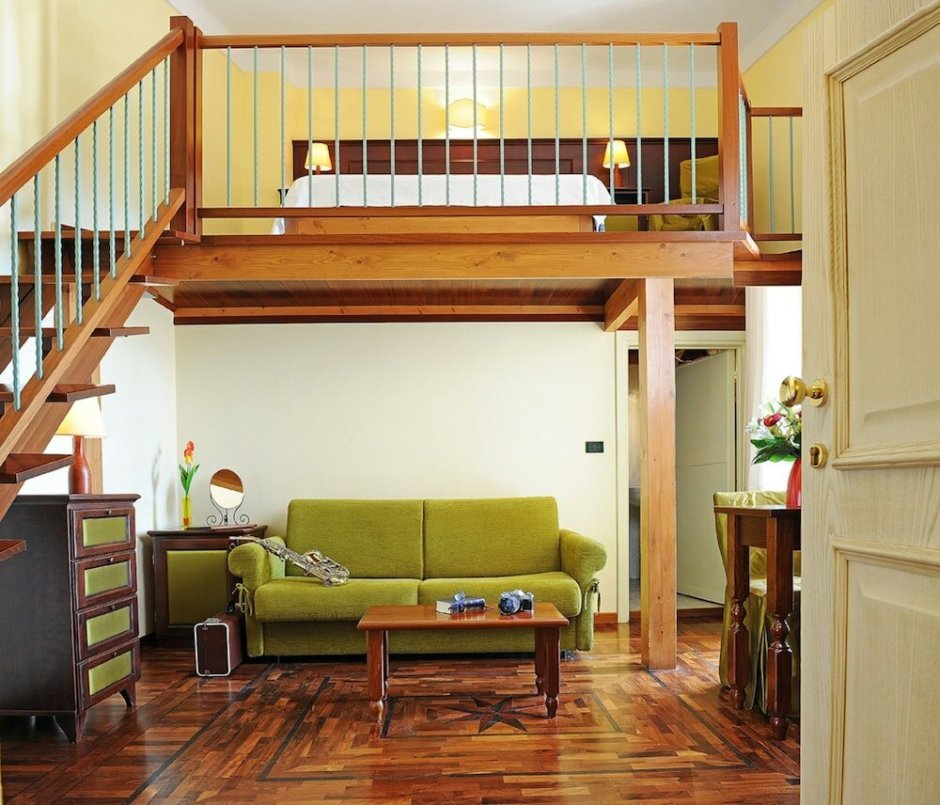 Комната с антресолью и лестницей