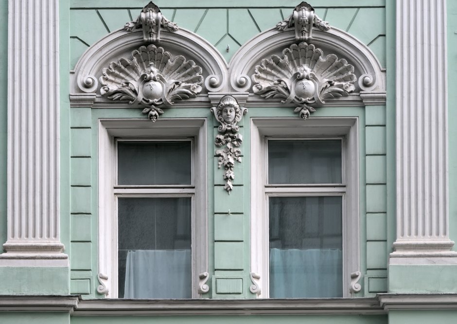 Лепные украшения над окнами