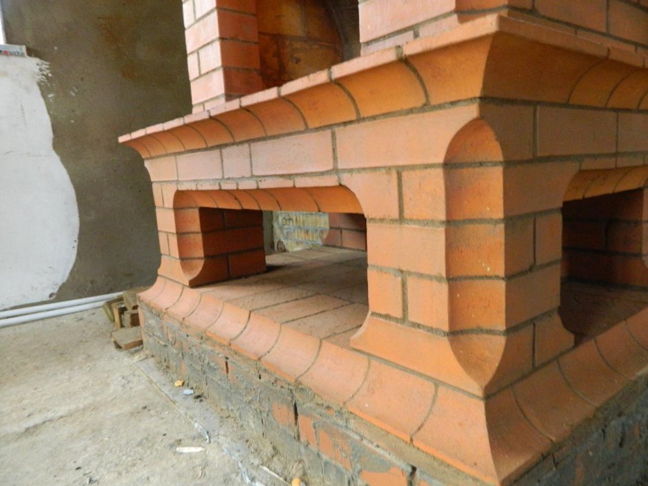 Камин с аркой из кирпича