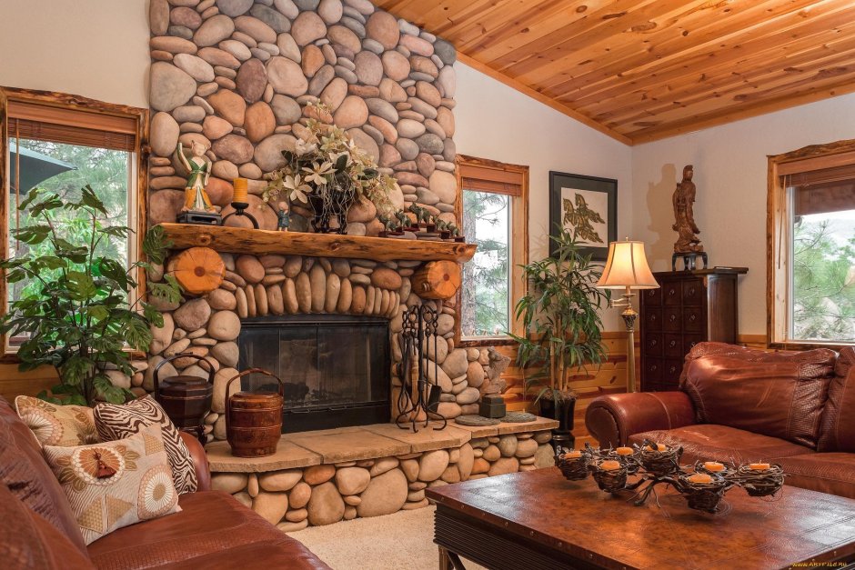 Интерьер гостиной с камином в деревянном доме фото